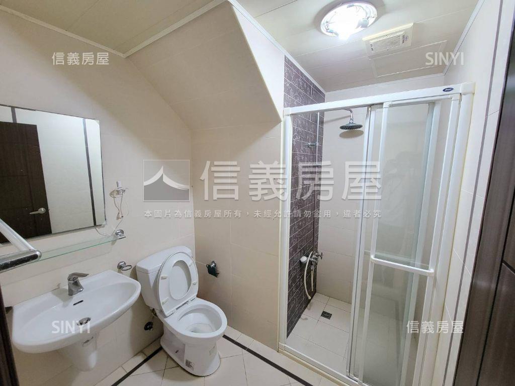 近高鐵挑高採光透店雙車位房屋室內格局與周邊環境