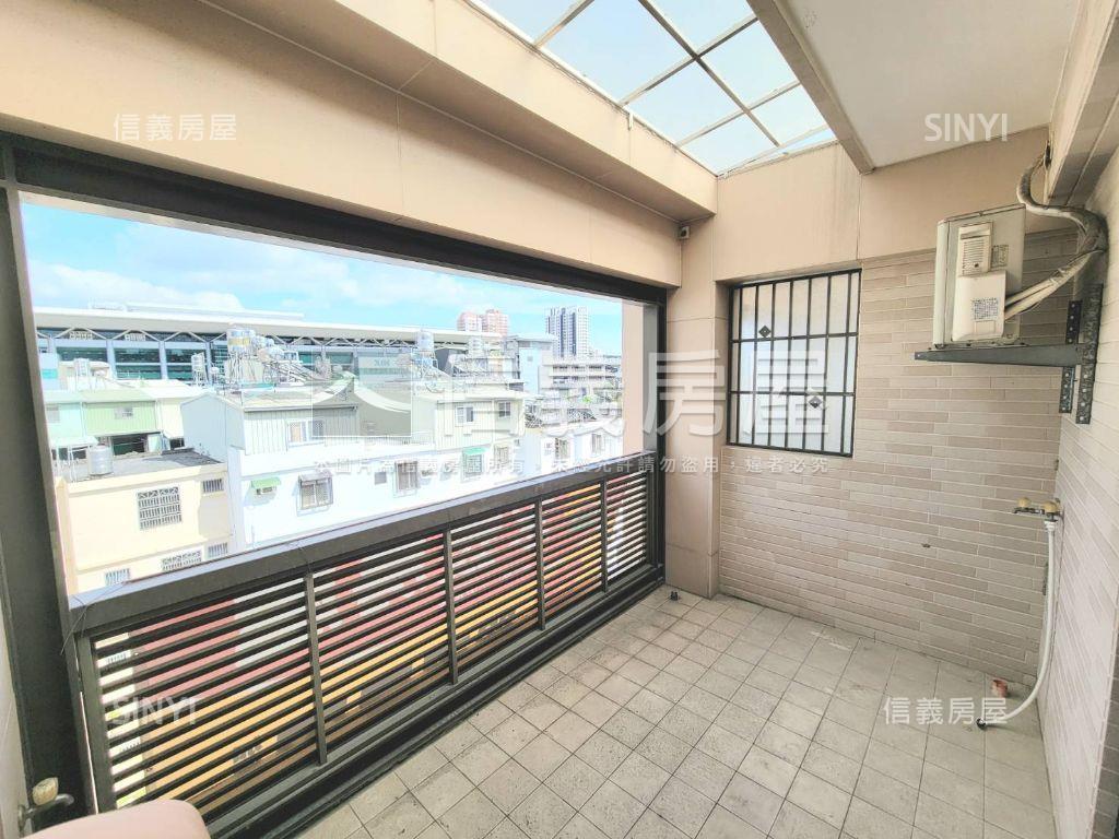 近高鐵挑高採光透店雙車位房屋室內格局與周邊環境