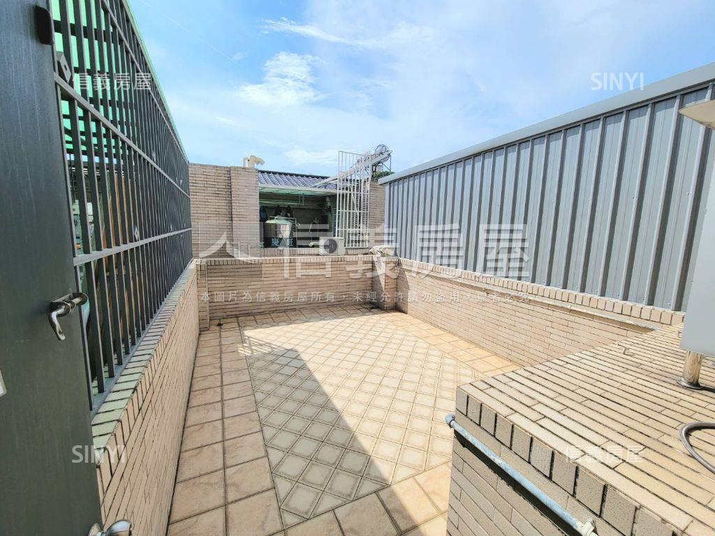 近高鐵挑高採光透店雙車位房屋室內格局與周邊環境