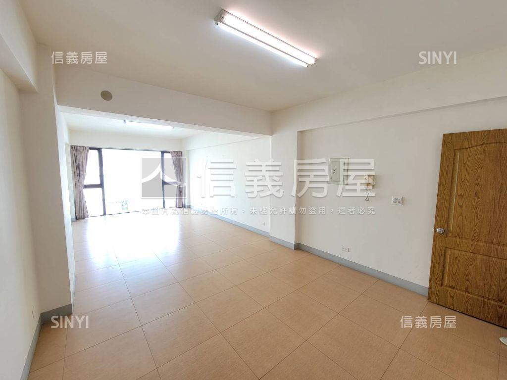 近高鐵挑高採光透店雙車位房屋室內格局與周邊環境