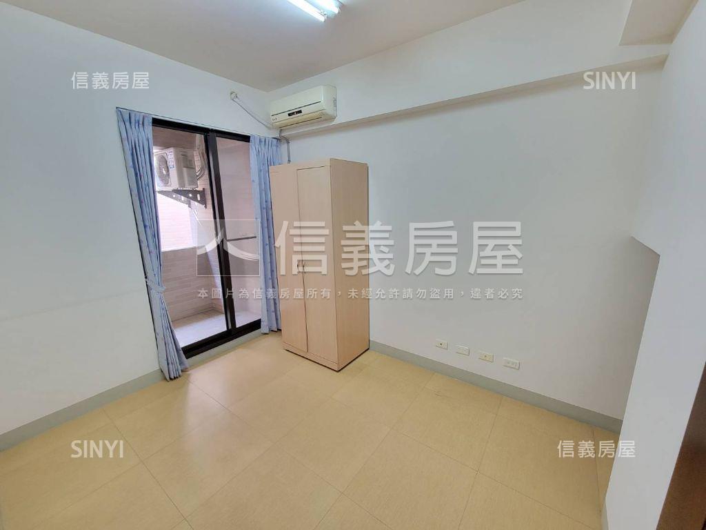 近高鐵挑高採光透店雙車位房屋室內格局與周邊環境