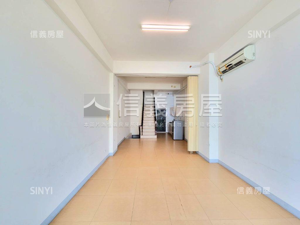 近高鐵挑高採光透店雙車位房屋室內格局與周邊環境