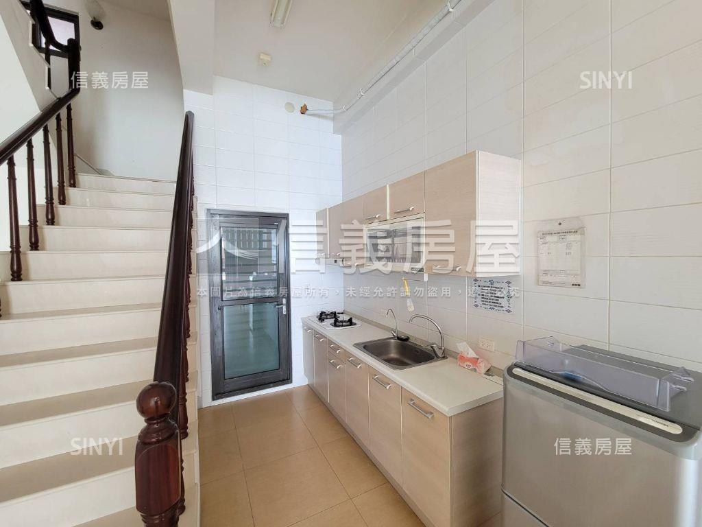 近高鐵挑高採光透店雙車位房屋室內格局與周邊環境