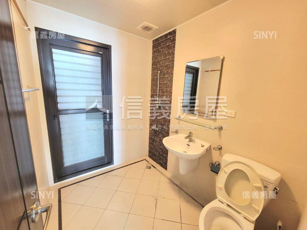 近高鐵挑高採光透店雙車位房屋室內格局與周邊環境