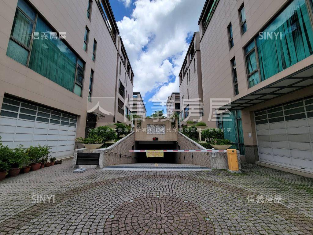 近高鐵挑高採光透店雙車位房屋室內格局與周邊環境