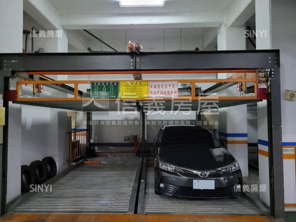 近高鐵挑高採光透店雙車位房屋室內格局與周邊環境