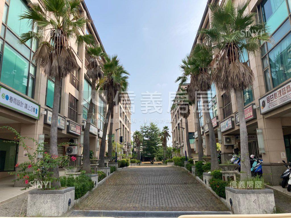 近高鐵挑高採光透店雙車位房屋室內格局與周邊環境