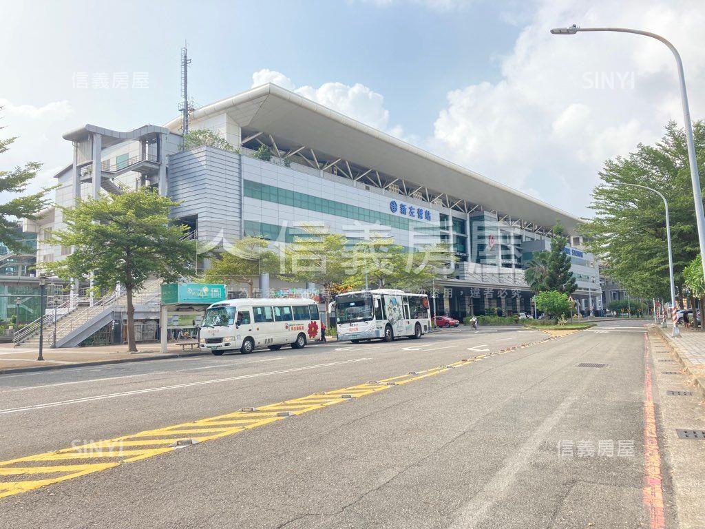 近高鐵挑高採光透店雙車位房屋室內格局與周邊環境