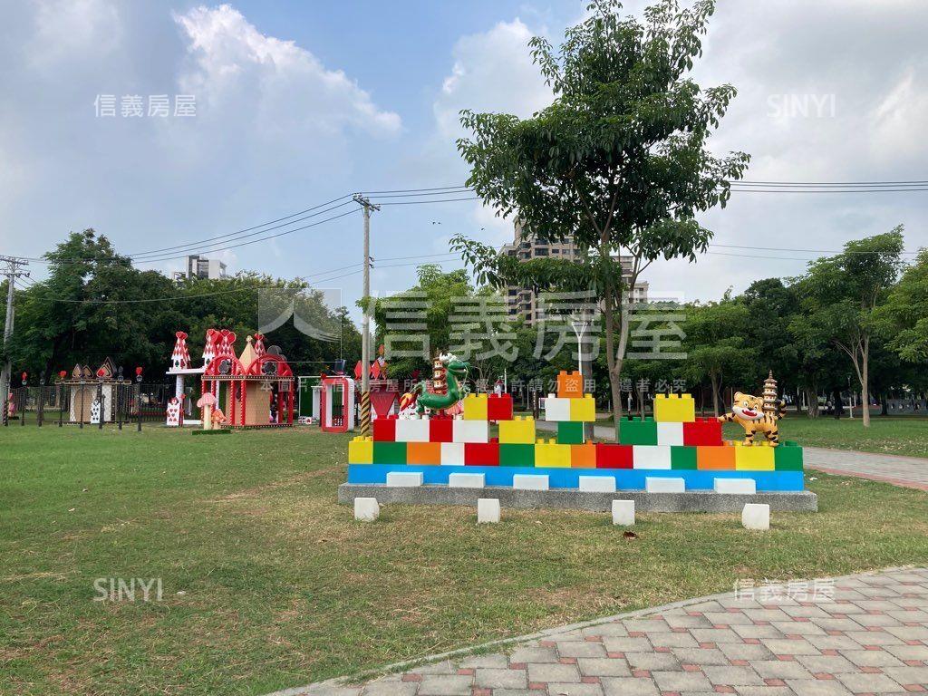 近高鐵挑高採光透店雙車位房屋室內格局與周邊環境