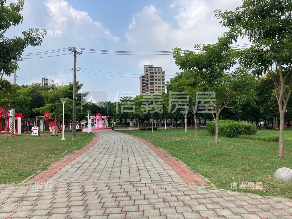 近高鐵挑高採光透店雙車位房屋室內格局與周邊環境