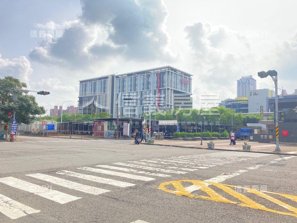 近高鐵挑高採光透店雙車位房屋室內格局與周邊環境