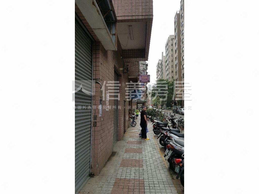 屋主惜售西屯大面寬角店房屋室內格局與周邊環境