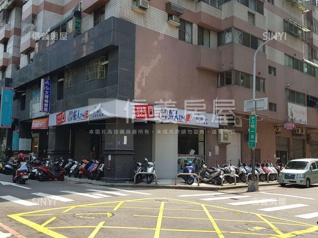 屋主惜售西屯大面寬角店房屋室內格局與周邊環境