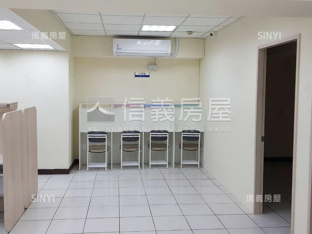 屋主惜售西屯大面寬角店房屋室內格局與周邊環境