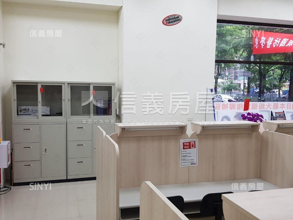 屋主惜售西屯大面寬角店房屋室內格局與周邊環境