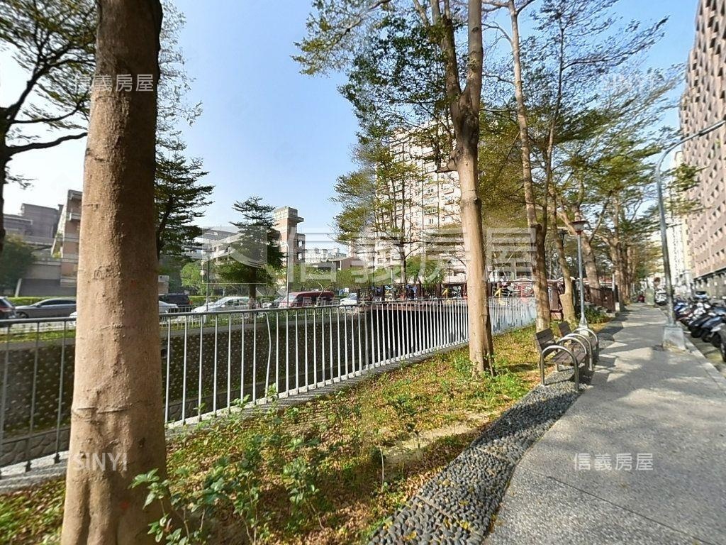屋主惜售西屯大面寬角店房屋室內格局與周邊環境