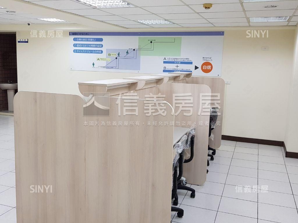 屋主惜售西屯大面寬角店房屋室內格局與周邊環境