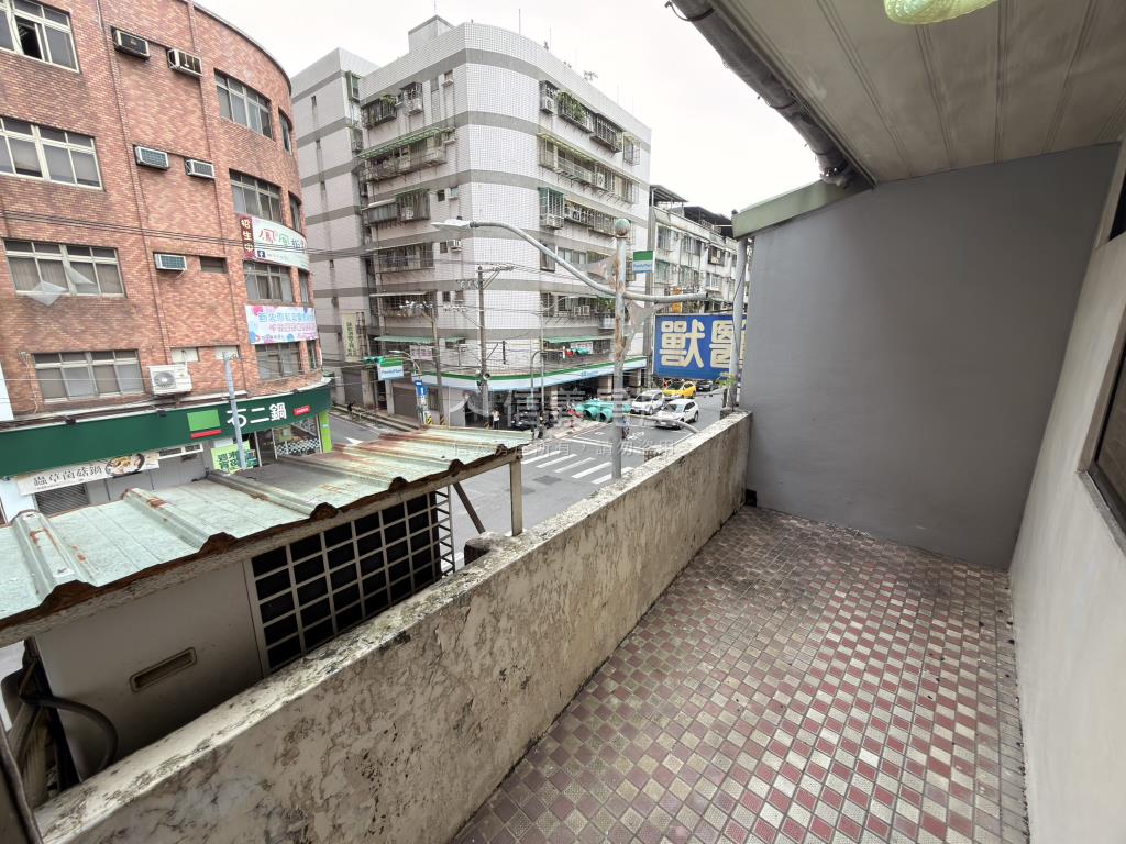 正馬路邊黃金透天房屋室內格局與周邊環境