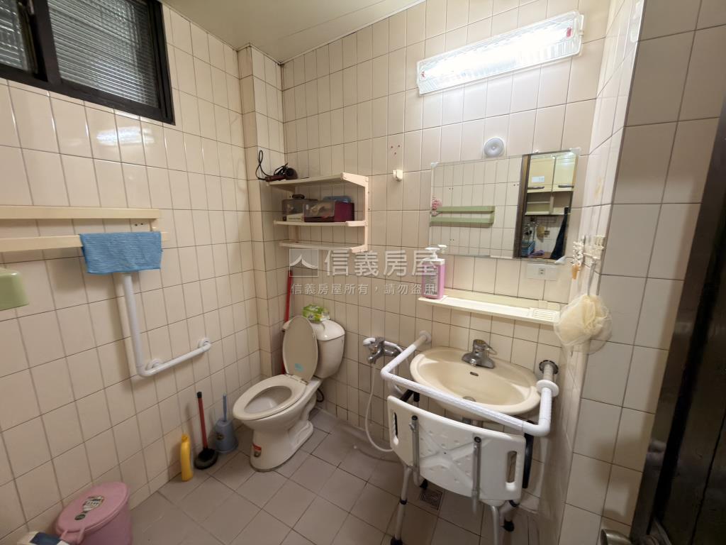 正馬路邊黃金透天房屋室內格局與周邊環境