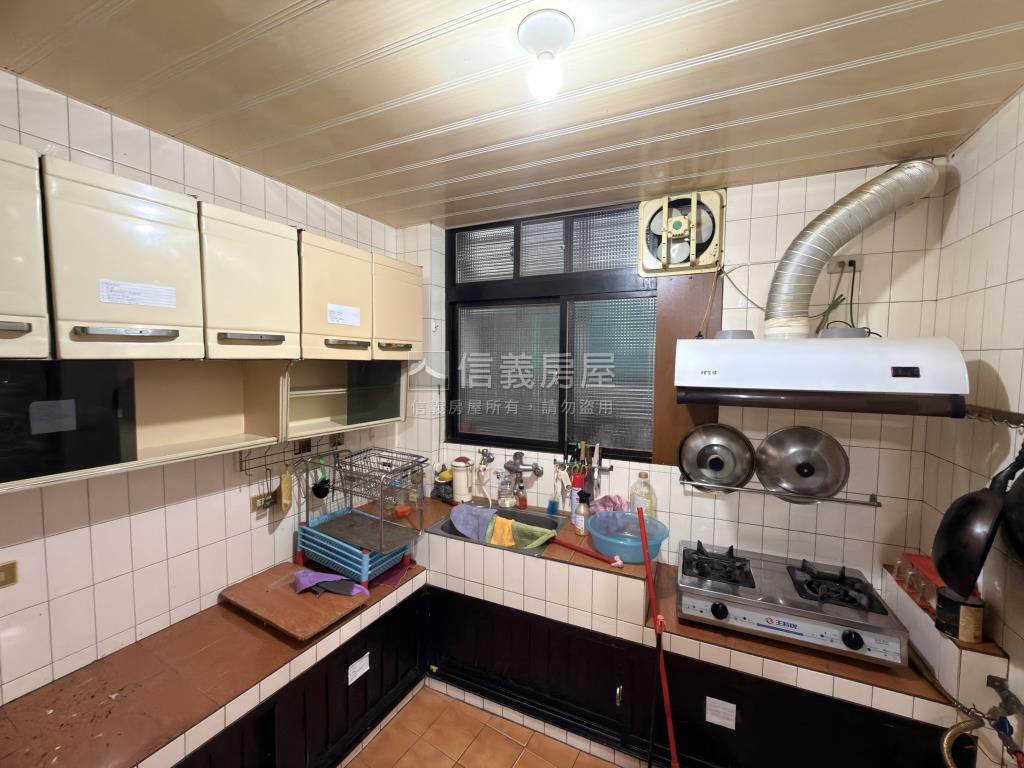正馬路邊黃金透天房屋室內格局與周邊環境