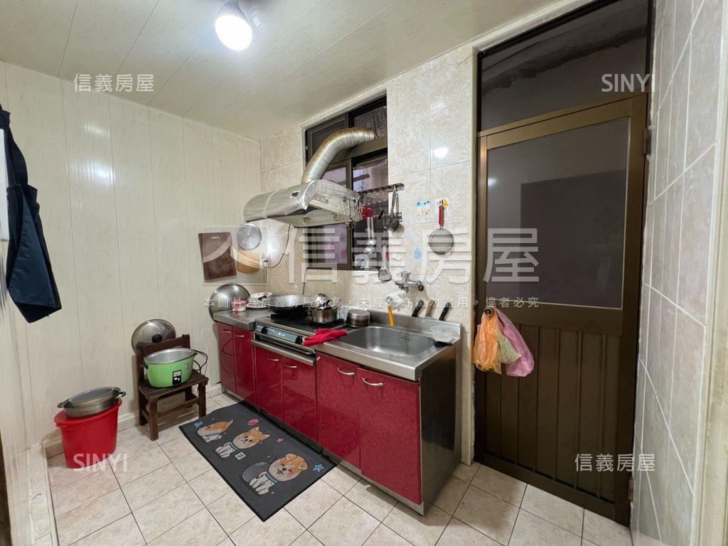 近市場龍興美二樓房屋室內格局與周邊環境