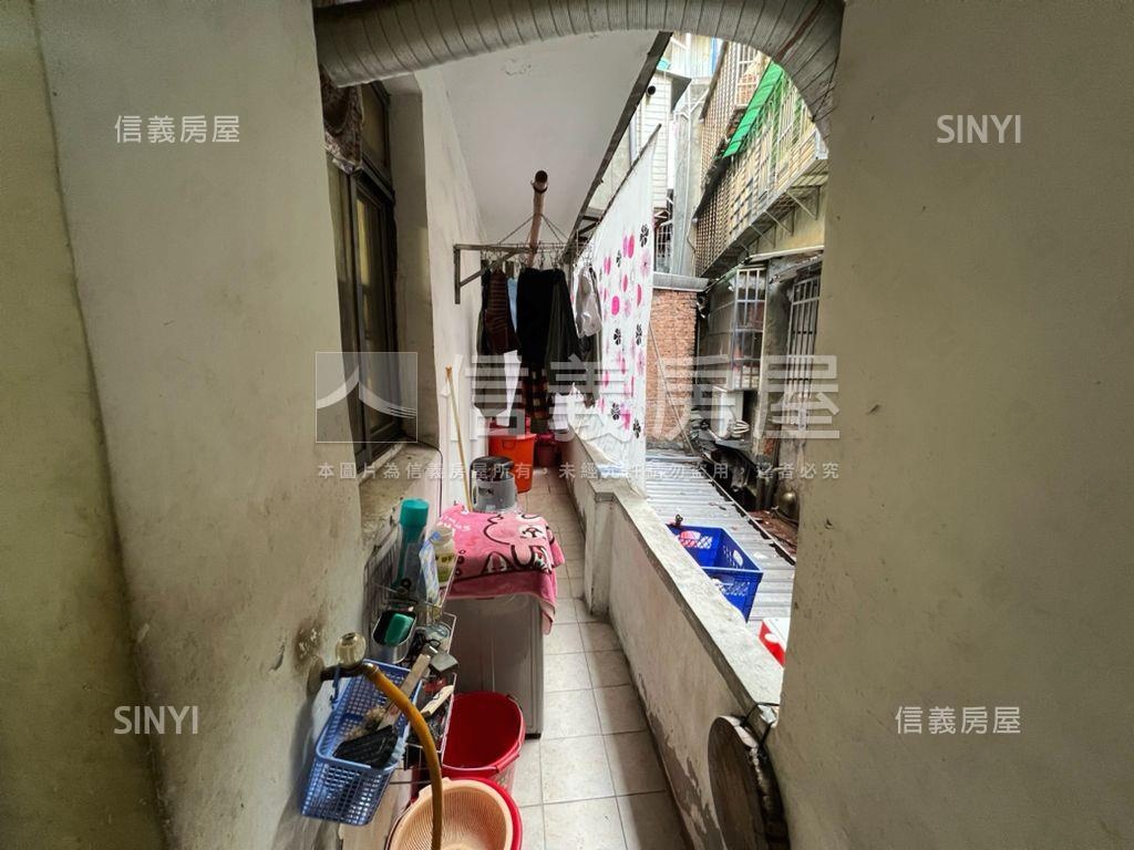 近市場龍興美二樓房屋室內格局與周邊環境