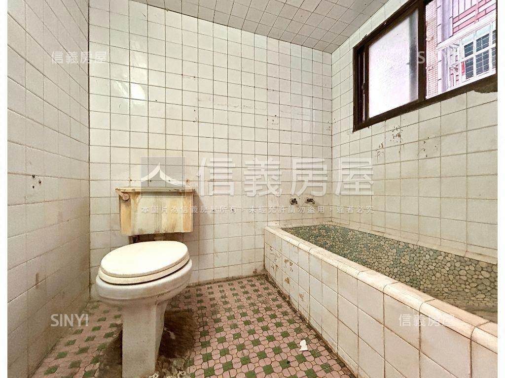 近捷運前後活巷騎樓透天房屋室內格局與周邊環境