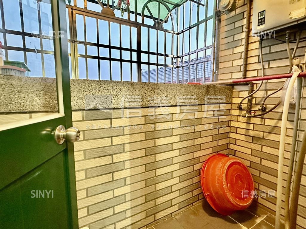 震後３房休旅車位房屋室內格局與周邊環境