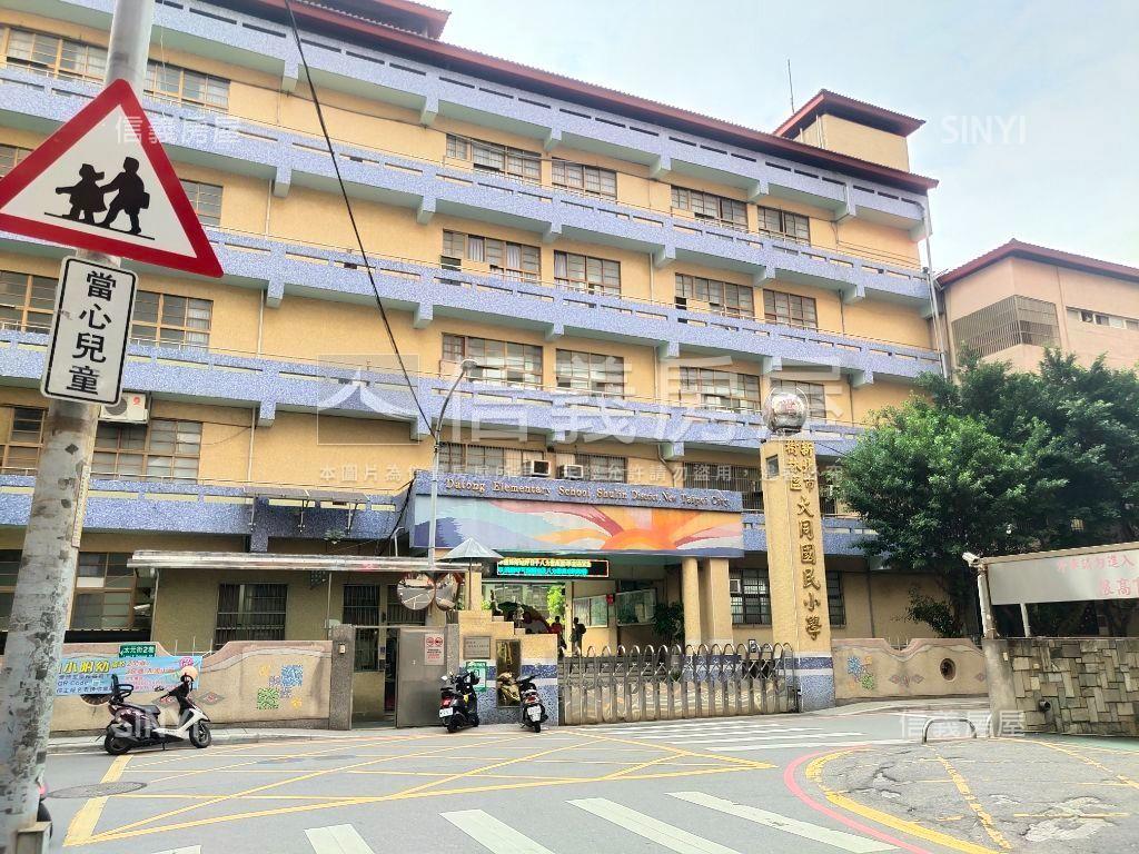 信義街邊間美透天房屋室內格局與周邊環境