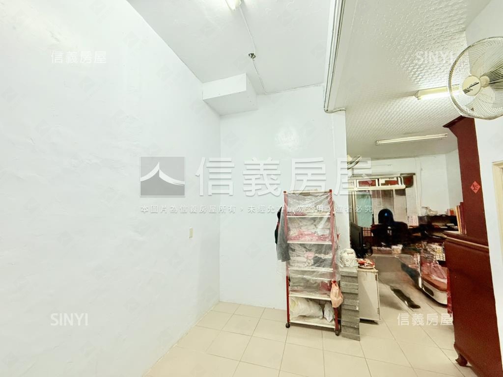正七張捷運黃金一樓挑高屋房屋室內格局與周邊環境
