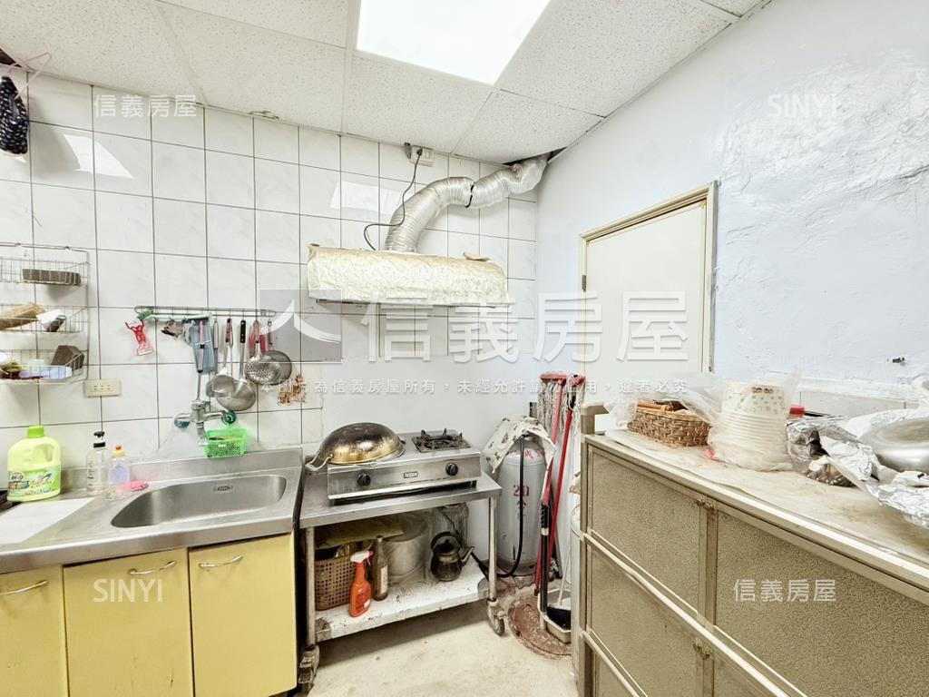 正七張捷運黃金一樓挑高屋房屋室內格局與周邊環境