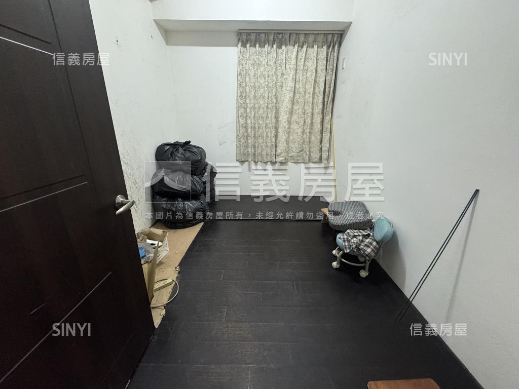 立新學區震後四房平面車位房屋室內格局與周邊環境