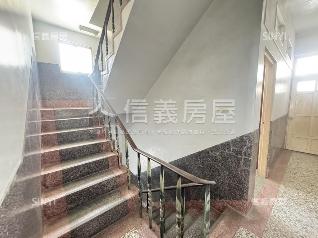 岡山火車站正路大地坪透天房屋室內格局與周邊環境