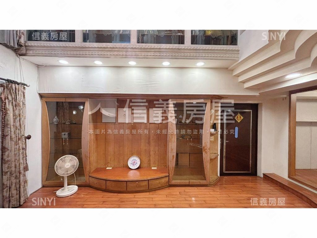 霍格華茲夜景至霸四房車位房屋室內格局與周邊環境