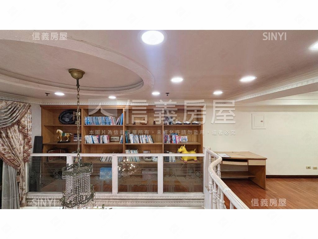 霍格華茲夜景至霸四房車位房屋室內格局與周邊環境