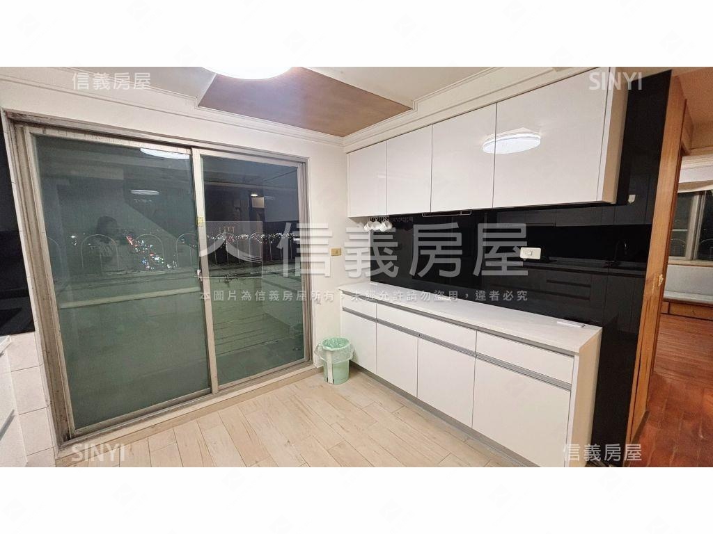 霍格華茲夜景至霸四房車位房屋室內格局與周邊環境