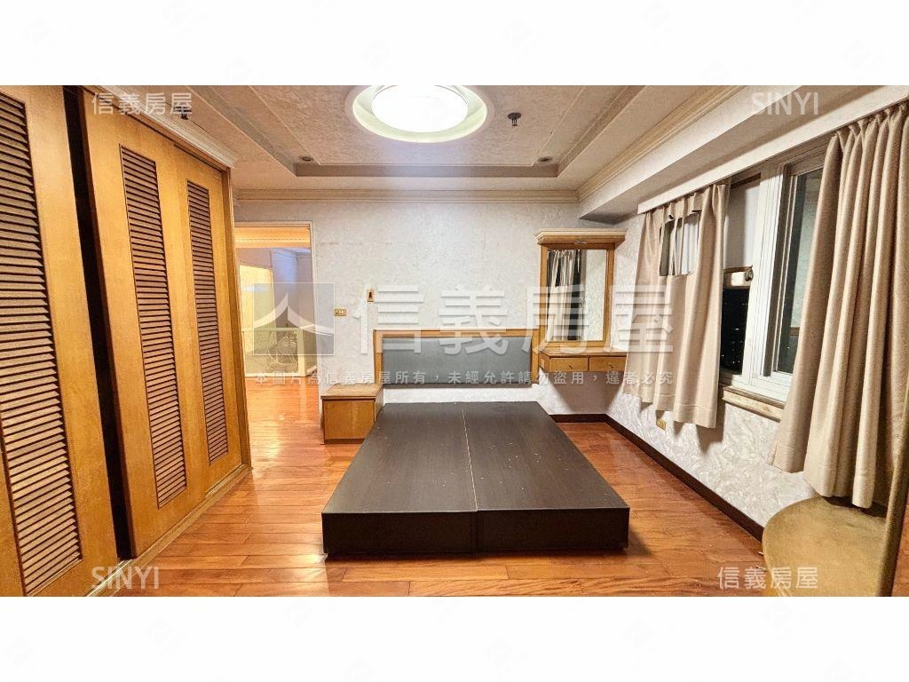 霍格華茲夜景至霸四房車位房屋室內格局與周邊環境