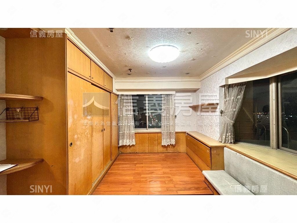 霍格華茲夜景至霸四房車位房屋室內格局與周邊環境