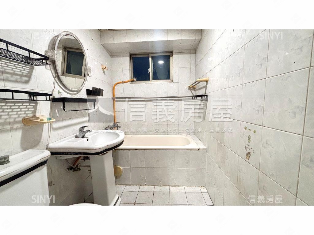 霍格華茲夜景至霸四房車位房屋室內格局與周邊環境