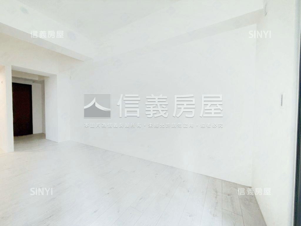 國泰Ｍｅｇａ＋三房平車位房屋室內格局與周邊環境