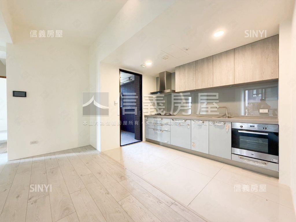 國泰Ｍｅｇａ＋三房平車位房屋室內格局與周邊環境