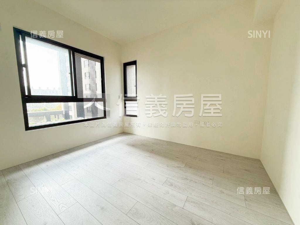 國泰Ｍｅｇａ＋三房平車位房屋室內格局與周邊環境