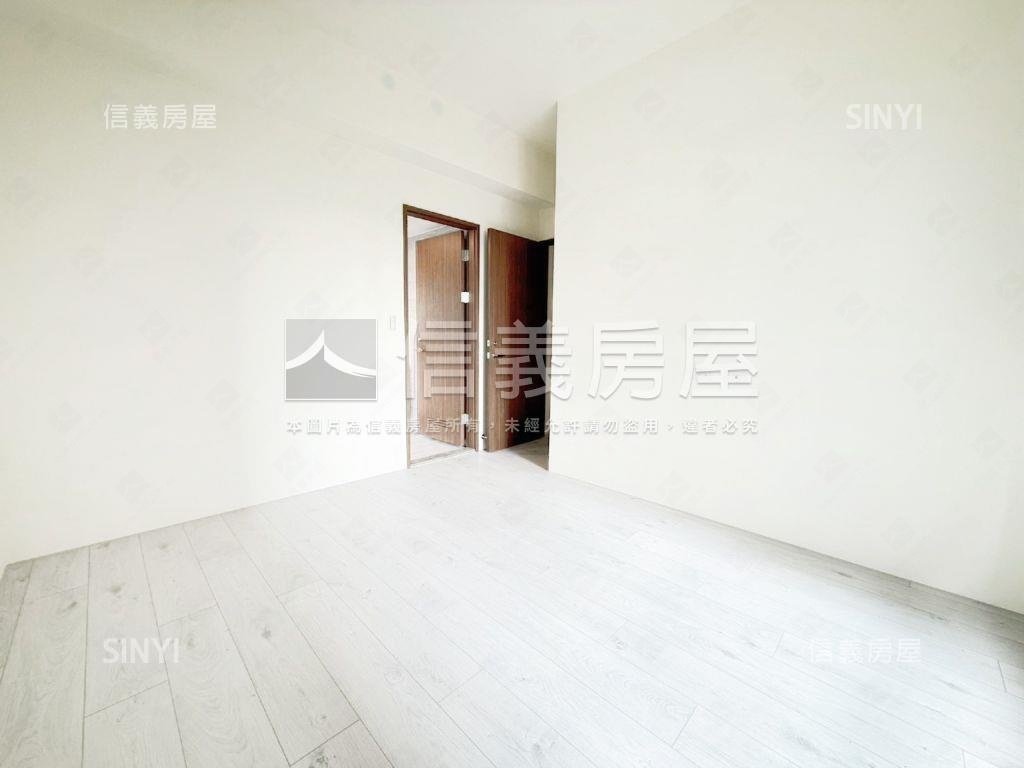 國泰Ｍｅｇａ＋三房平車位房屋室內格局與周邊環境