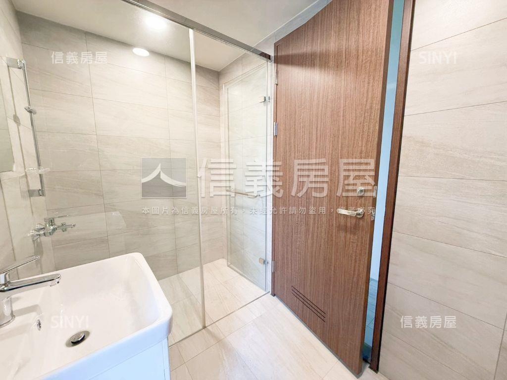 國泰Ｍｅｇａ＋三房平車位房屋室內格局與周邊環境