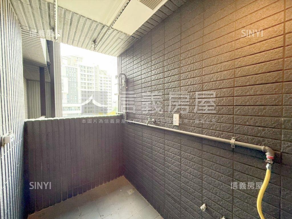 國泰Ｍｅｇａ＋三房平車位房屋室內格局與周邊環境