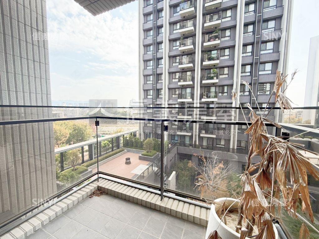 國泰Ｍｅｇａ＋三房平車位房屋室內格局與周邊環境