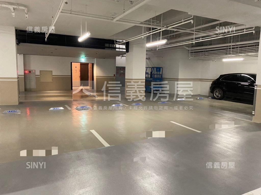 國泰Ｍｅｇａ＋三房平車位房屋室內格局與周邊環境