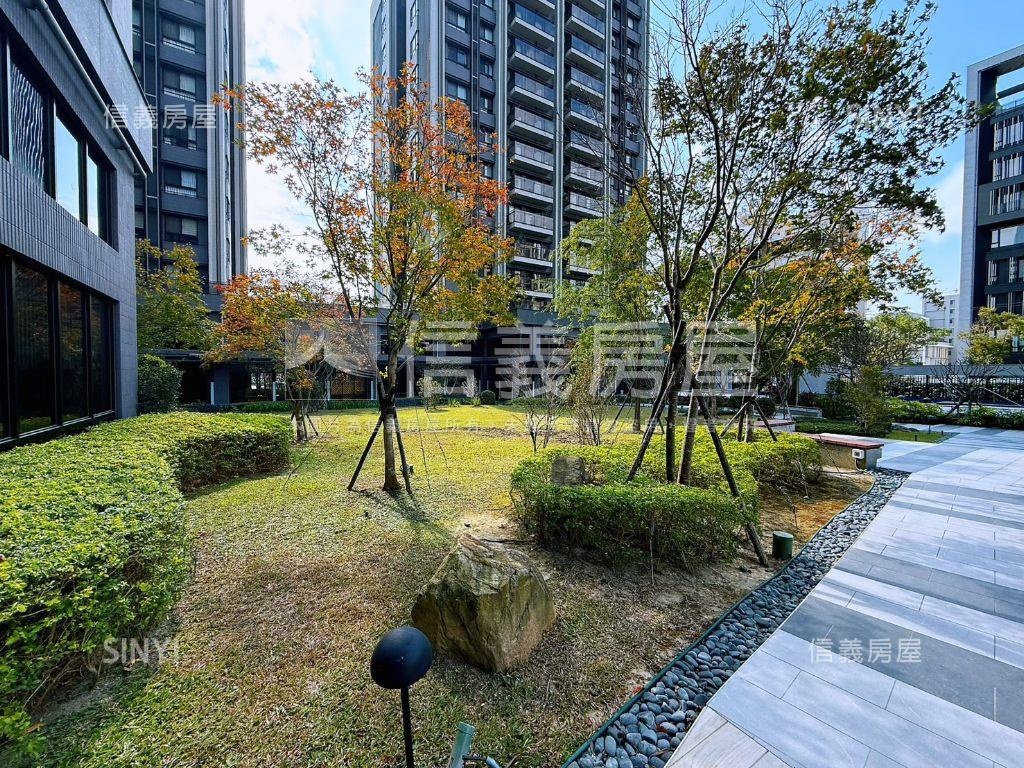 國泰Ｍｅｇａ＋三房平車位房屋室內格局與周邊環境