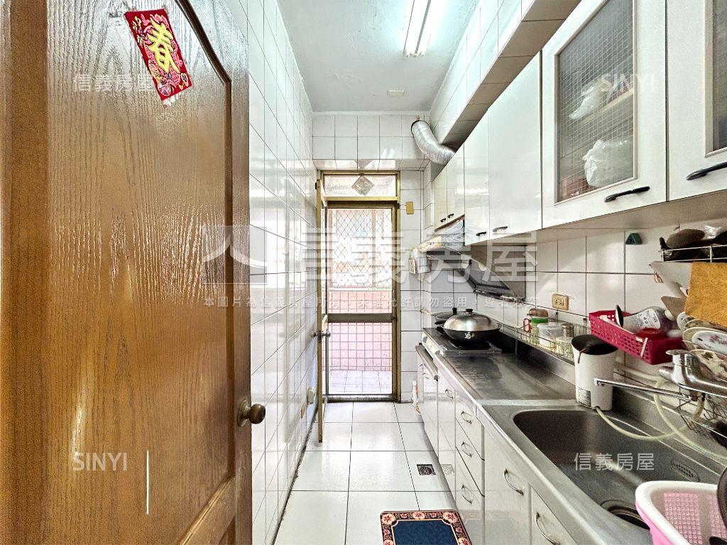 近板南線捷運三房房屋室內格局與周邊環境