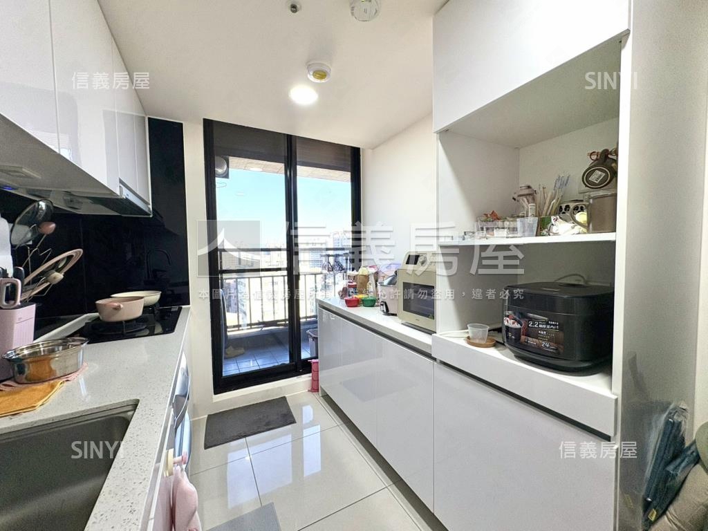 首綻高樓美妝大３房車位房屋室內格局與周邊環境